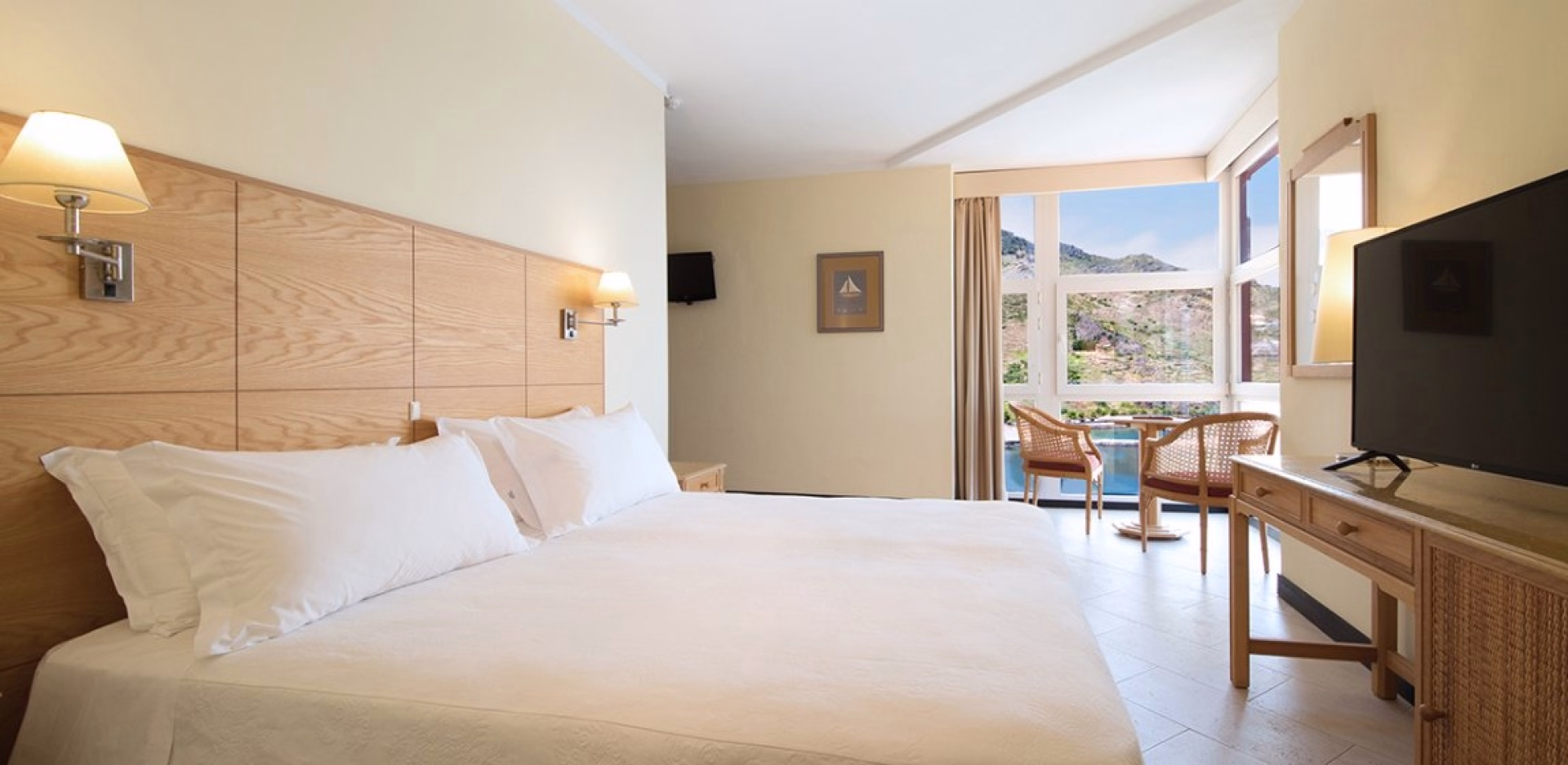 🏩 Hôtel 4* - Jours 2 à 6