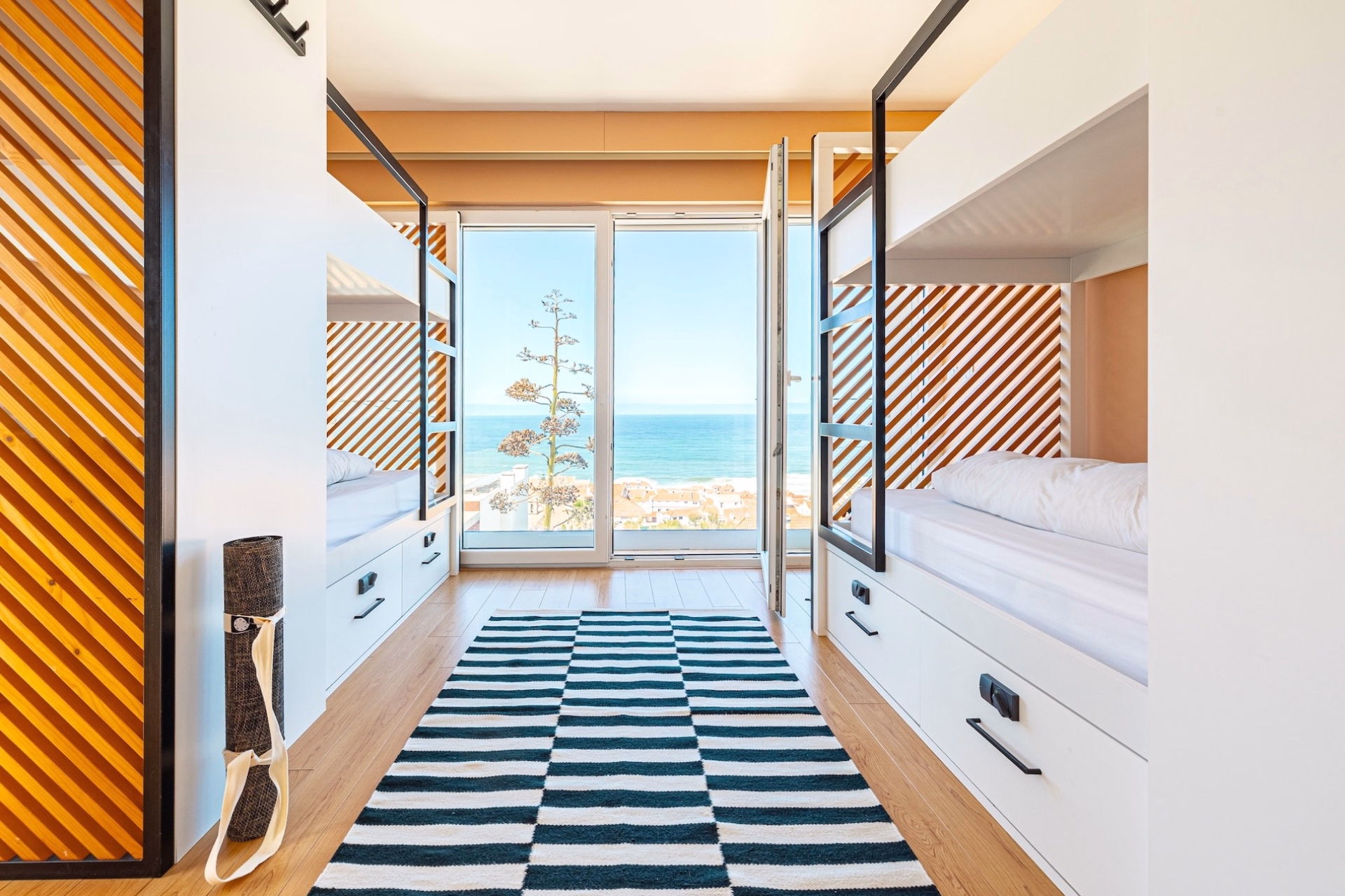 🏠 Surf House
