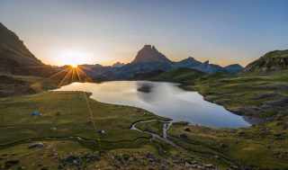 Refuges et hébergements sur le GR©10 des Pyrénées : que choisir pour une aventure inoubliable ?