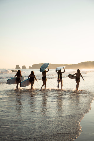 Groupe de surfeuse