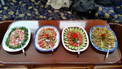 Aperçu du buffet du déjeuner à bord du bateau de plongée à Safaga