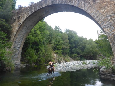 Baignade dans la rivière en Corse