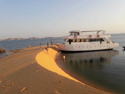 Notre bateau accoste sur la dune, Lac Nasser, Egypte