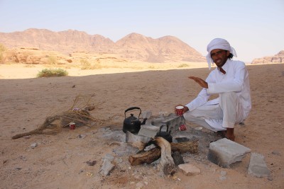 Préparation du thé par notre équipe locale dans le Wadi Rum