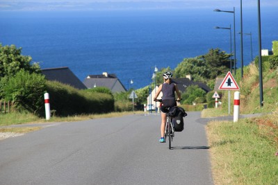 cycliste sur les routes bretonnes avec vue sur la mer