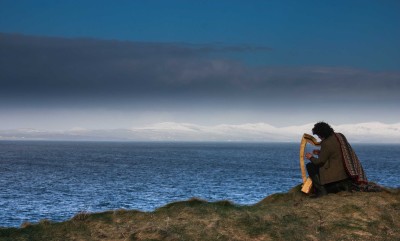 Harpiste sur la côte du Donegal en Irlande@ pixabay