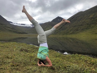 Vacances yoga et marche sous le soleil de minuit en Islande