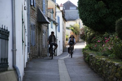 Cyclistes sur le tour du golfe du Morbihan en Bretagne@ ABICYCLETTE
