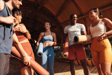 groupe en tenue de yoga avec tapis de yoga