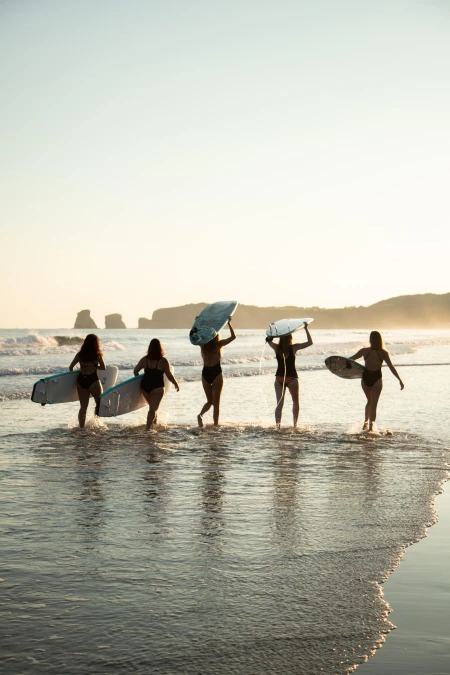 Groupe de surfeuse