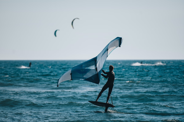 Wingfoil ou Windfoil : lequel choisir ?