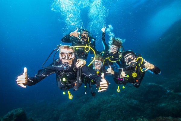 Les plongeurs s'amusent en Méditerranée