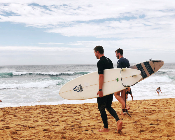 Surfez comme au JO 2024 à Paris avec nos séjours et stages de surf