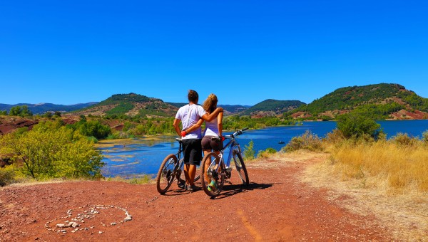 Couple actif faisant du vélo au Lac de Salagou en France, Hérault