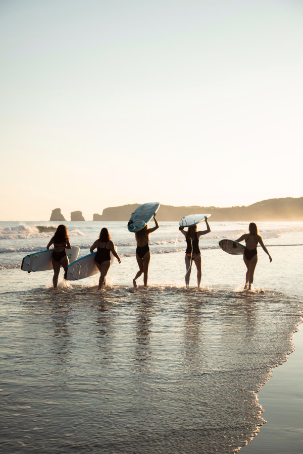 Groupe de surfeuse