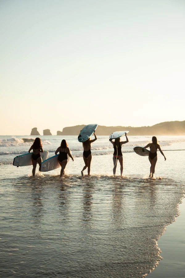 Groupe de surfeuse