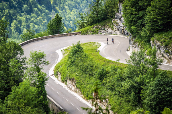 Les épreuves de cyclisme aux JO 2024, profitez en pour découvrir les séjours vélo de Decathlon Travel