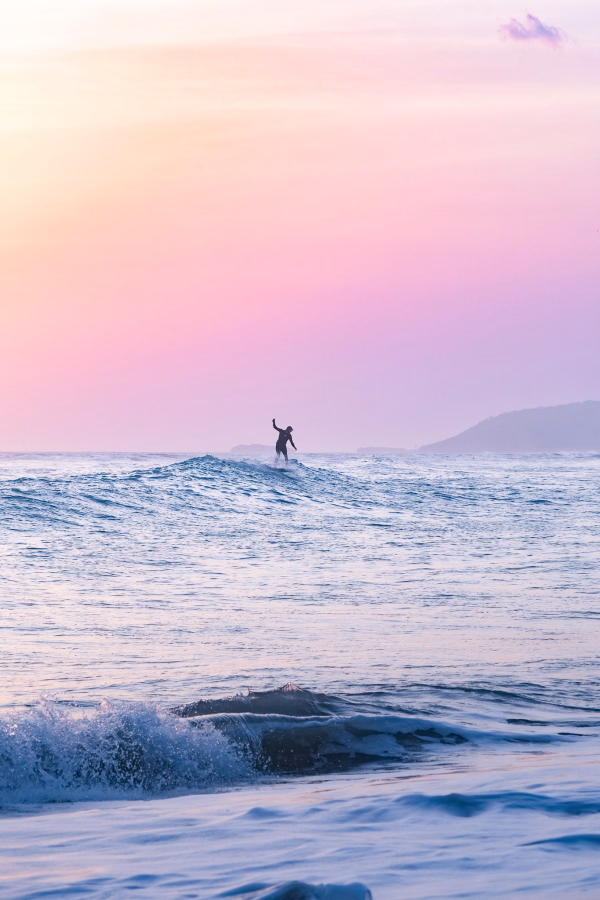 Surf au couché du soleil