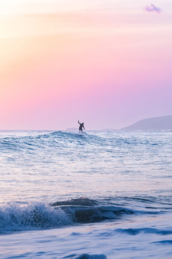 Surf au couché du soleil