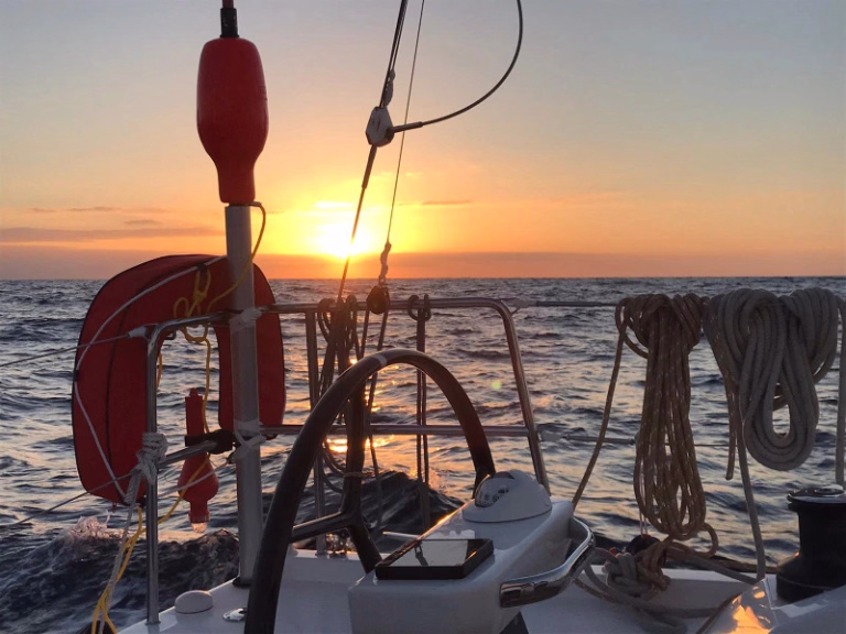 Photo couché de soleil sur un voilier