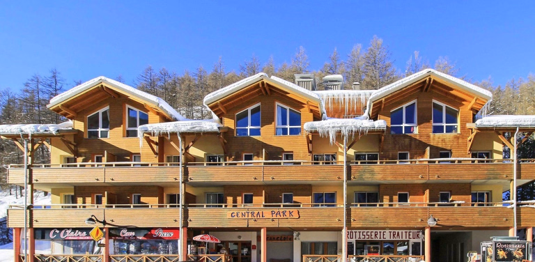 Découvrez l'Espace Lumière, un domaine skiable regroupant deux stations de ski dans les Alpes du Sud.