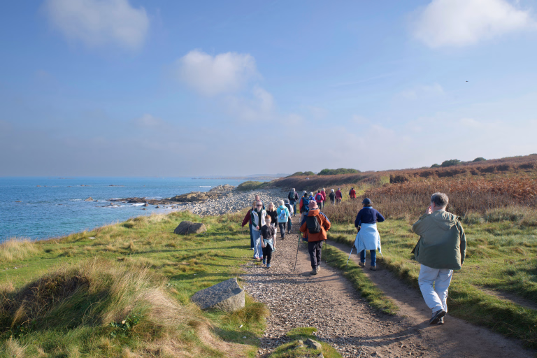 Groupe de randonneurs sur le GR34 de l'île Grande en Bretagne