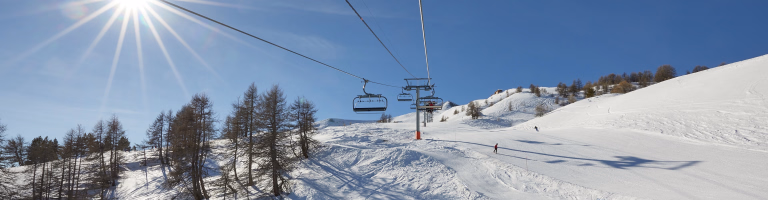 Découvrez l'Espace Lumière, un domaine skiable regroupant deux stations de ski dans les Alpes du Sud.