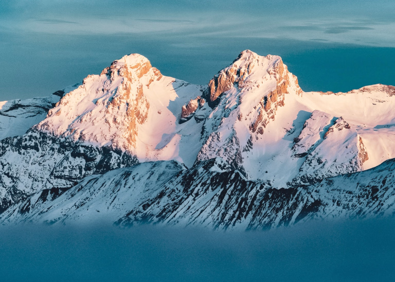 Photo couché de soleil en montagne l'hiver