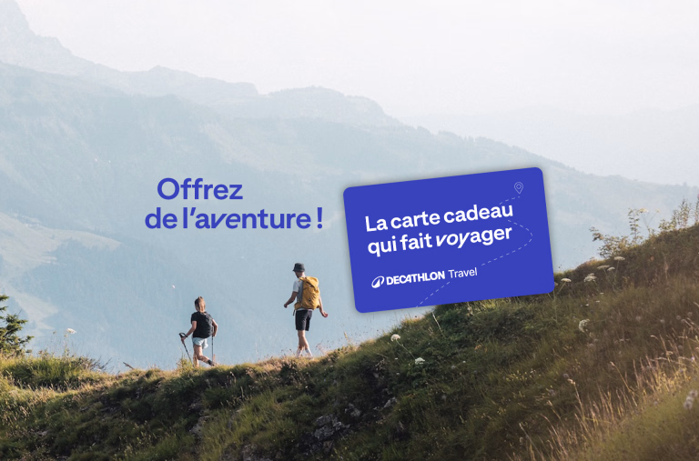 randonneurs en montagne et visuel de la carte cadeau