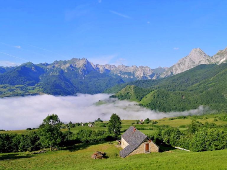 Refuges et hébergements sur le GR©10 des Pyrénées : que choisir pour une aventure inoubliable ?