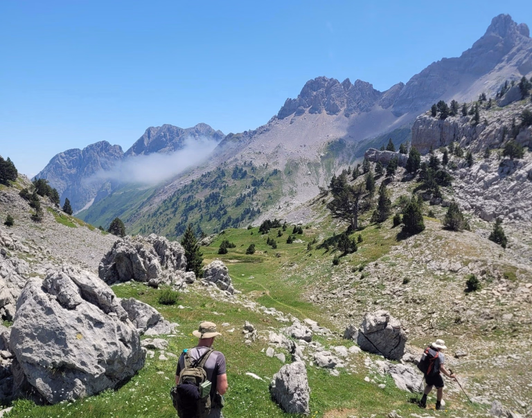 Séjours randonnée GR10 ou Haute Traversée des Pyrénées : quel itinéraire choisir pour randonner en France ?