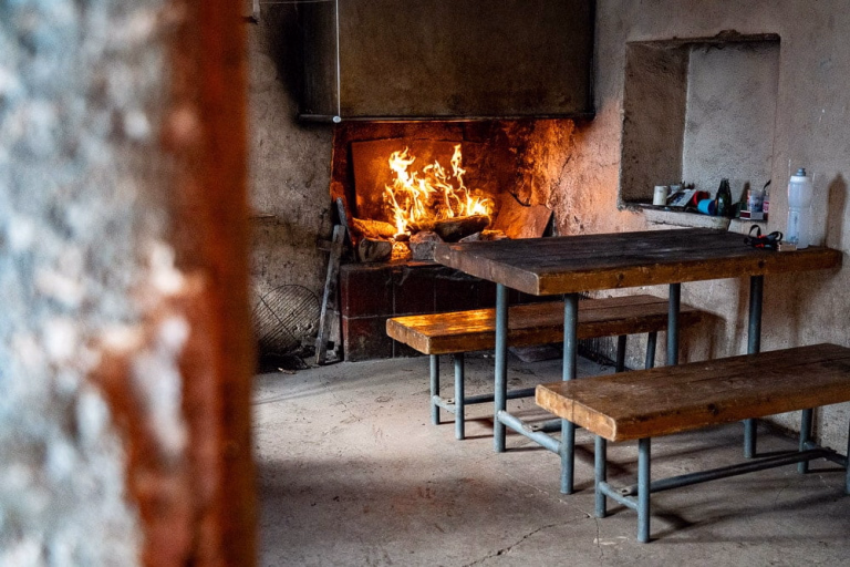 Photo au coin du feu dans un refuge en hiver