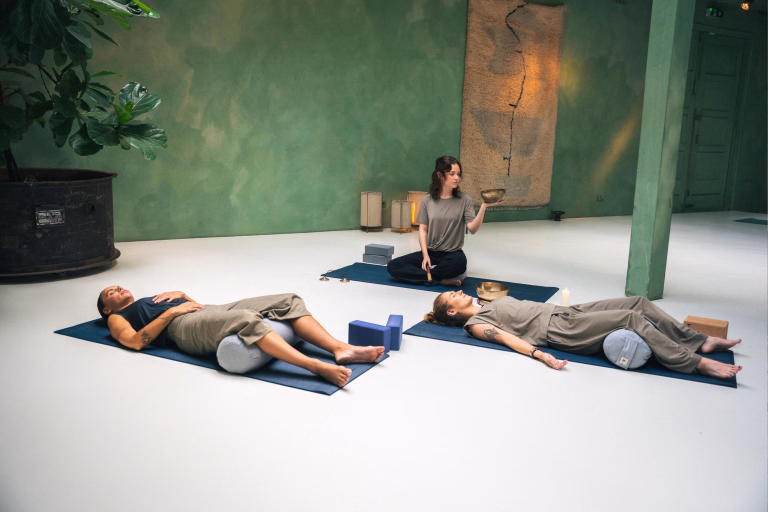 Femmes allongées sur un tapis de yoga pendant un cours