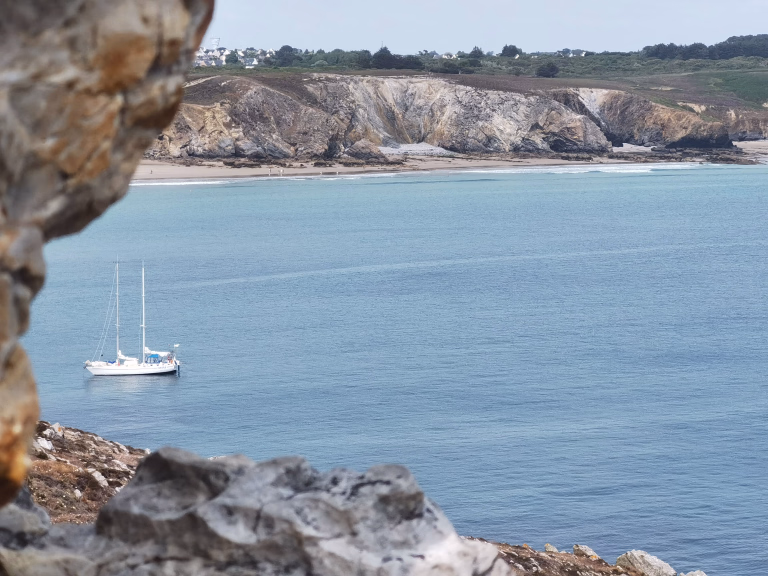Photo voilier en navigation jusqu'aux îles de Sein en voilier