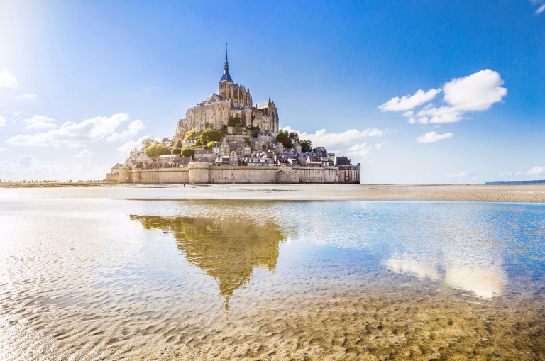 Partez à la découverte du célèbre Mont Saint Michel avec nos voyages sportifs.