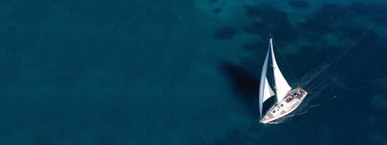 Voilier et bateau transatlantique