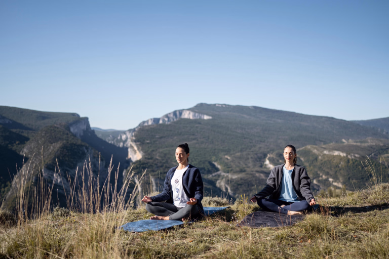 yoga, méditation dans un champ à la montagne
