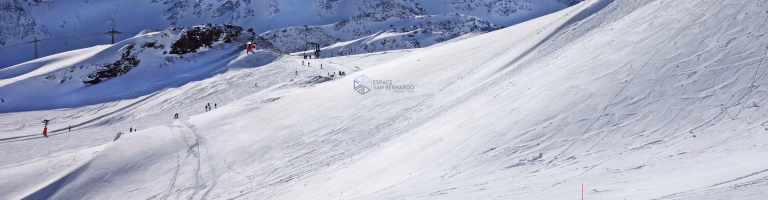 Découvrez le domaine skiable international franco-italien de l'Espace San Bernardo.