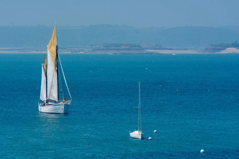 Stage de voile ou croisière : quelle expérience choisir pour vivre l’aventure en mer ?