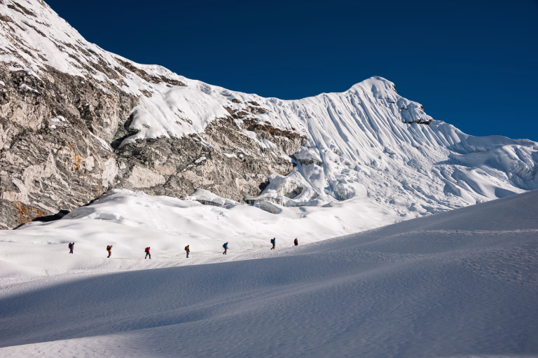 Alpinistes sur le chemin de l'Island Peak