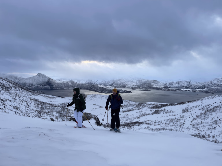 Raquette à neige en Laponie pendant la nuit polaire