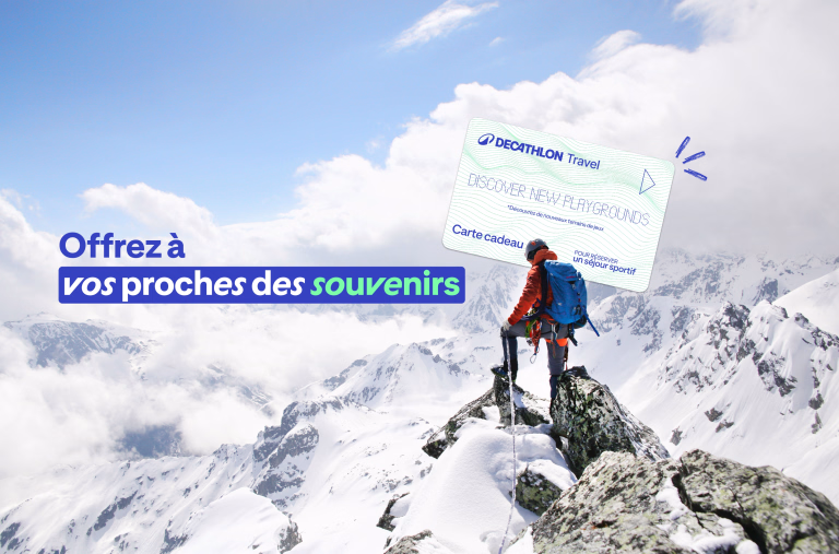 randonneurs en montagne et visuel de la carte cadeau