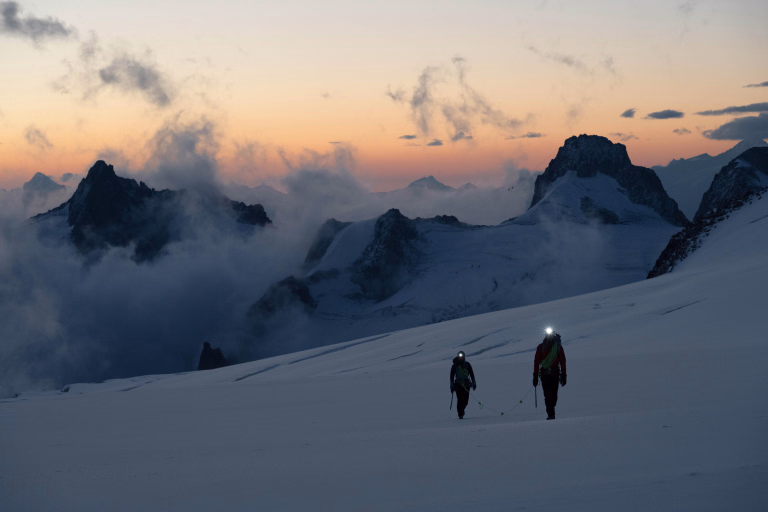 Alpinisme pendant le lever de soleil