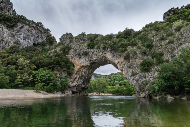 Découvrez nos voyages sportifs à Vallon-Pont-d'Arc pour vos prochaines vacances