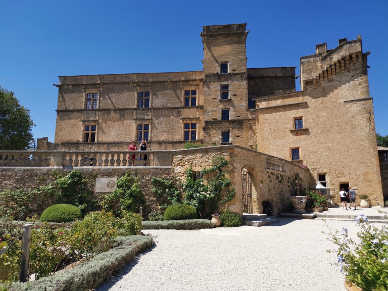 Découvrez tous nos voyages sportifs à Lourmarin dans le Vaucluse