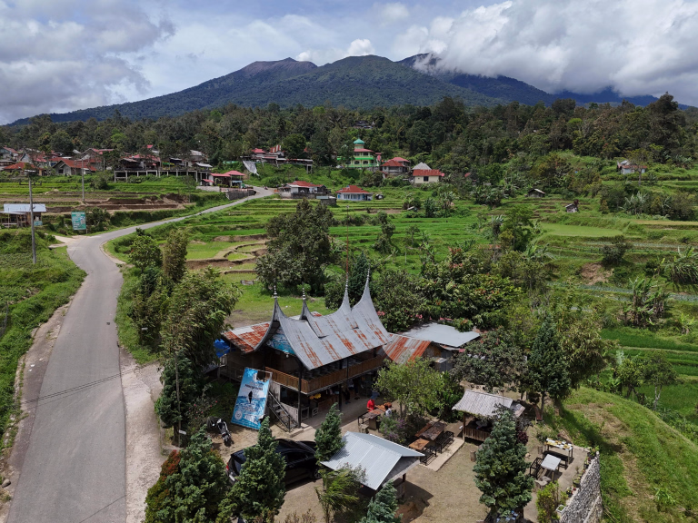Séjour Sportif à Sulawesi : Trek, Volcans et Plongée Inoubliables
