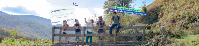 randonneurs en montagne et visuel de la carte cadeau