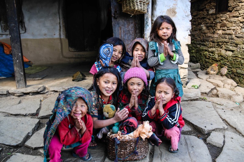 Les enfants népalais : namasté !
