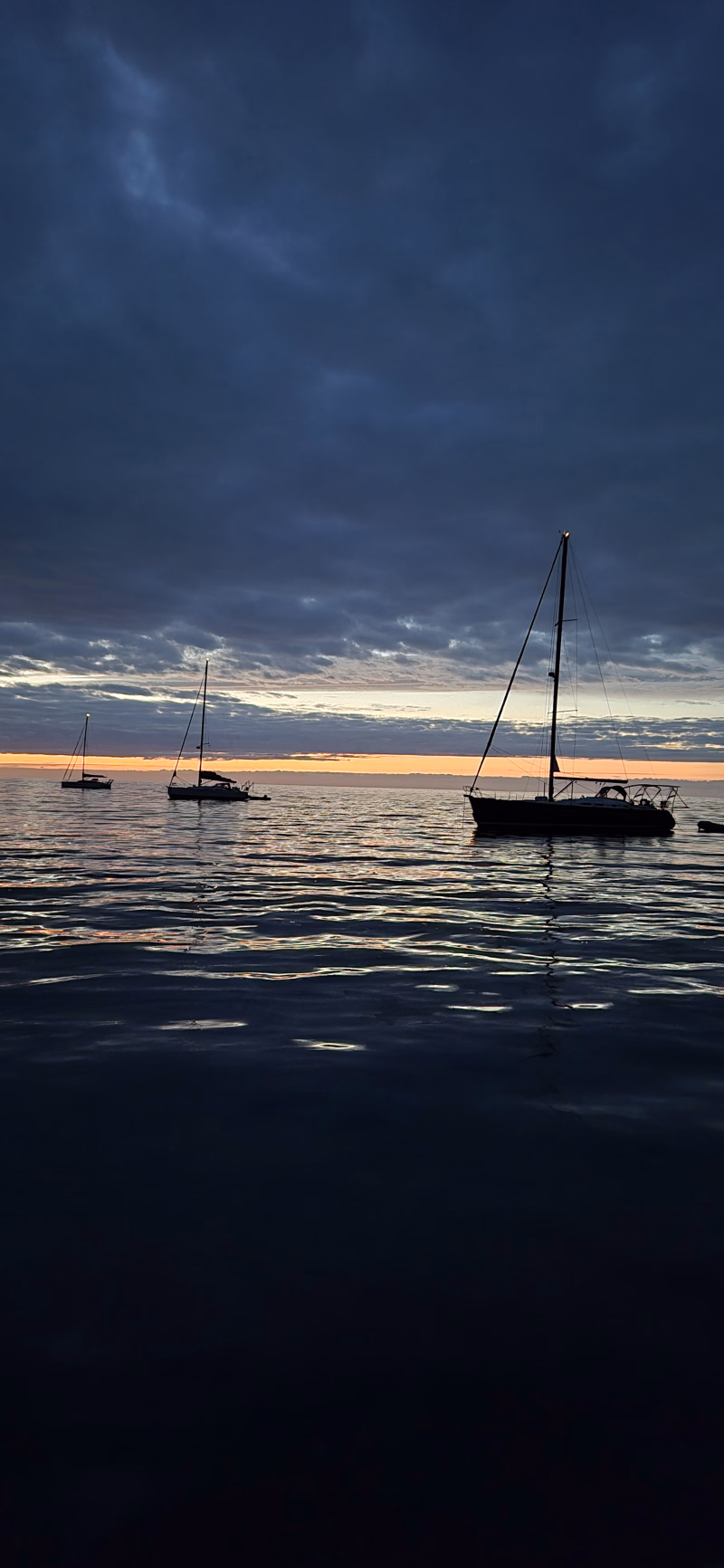 Couché de soleil sur un catamaran en Bretagne