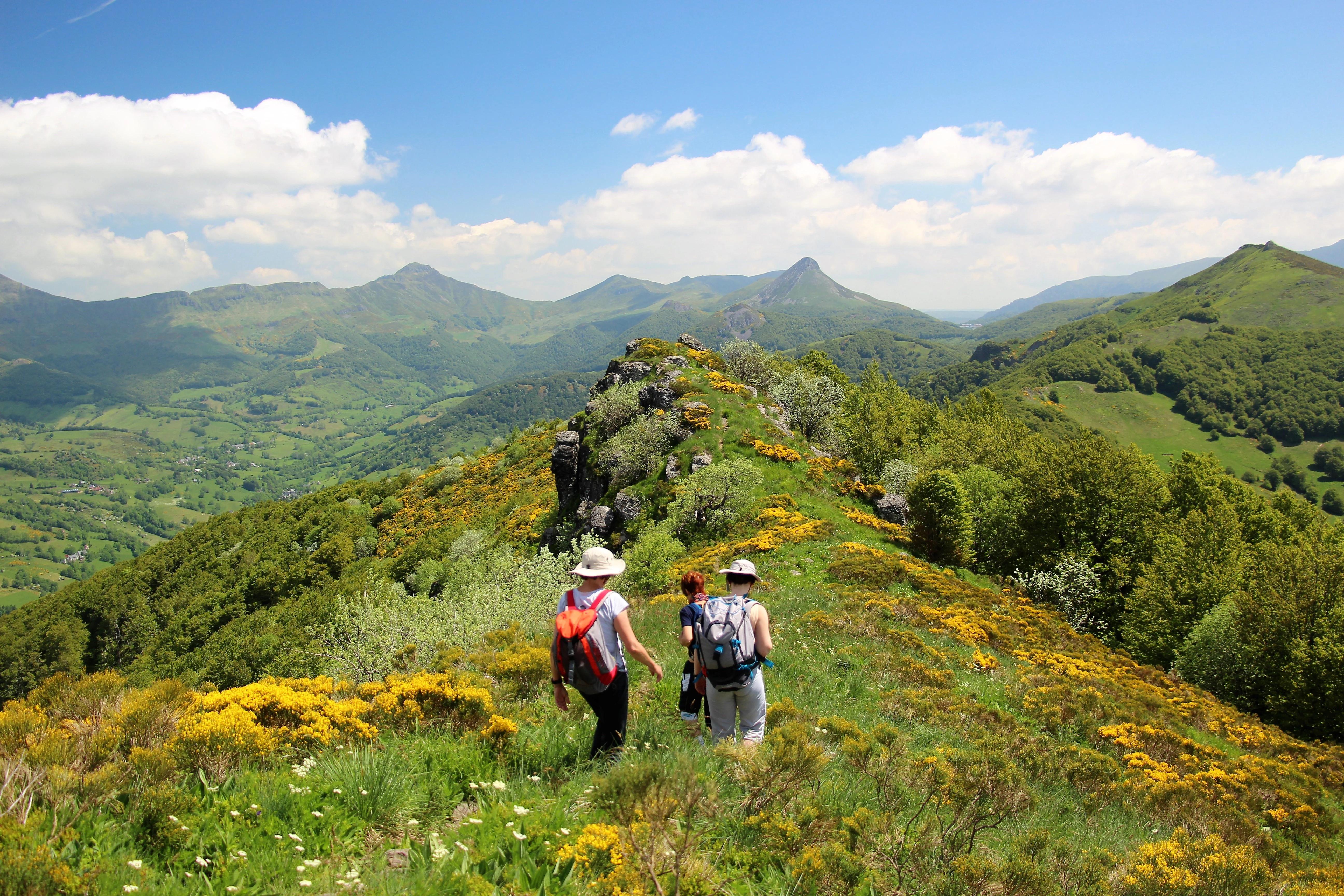 Le Cantal, une région idéale pour débuter en trekking ! | Decathlon Travel